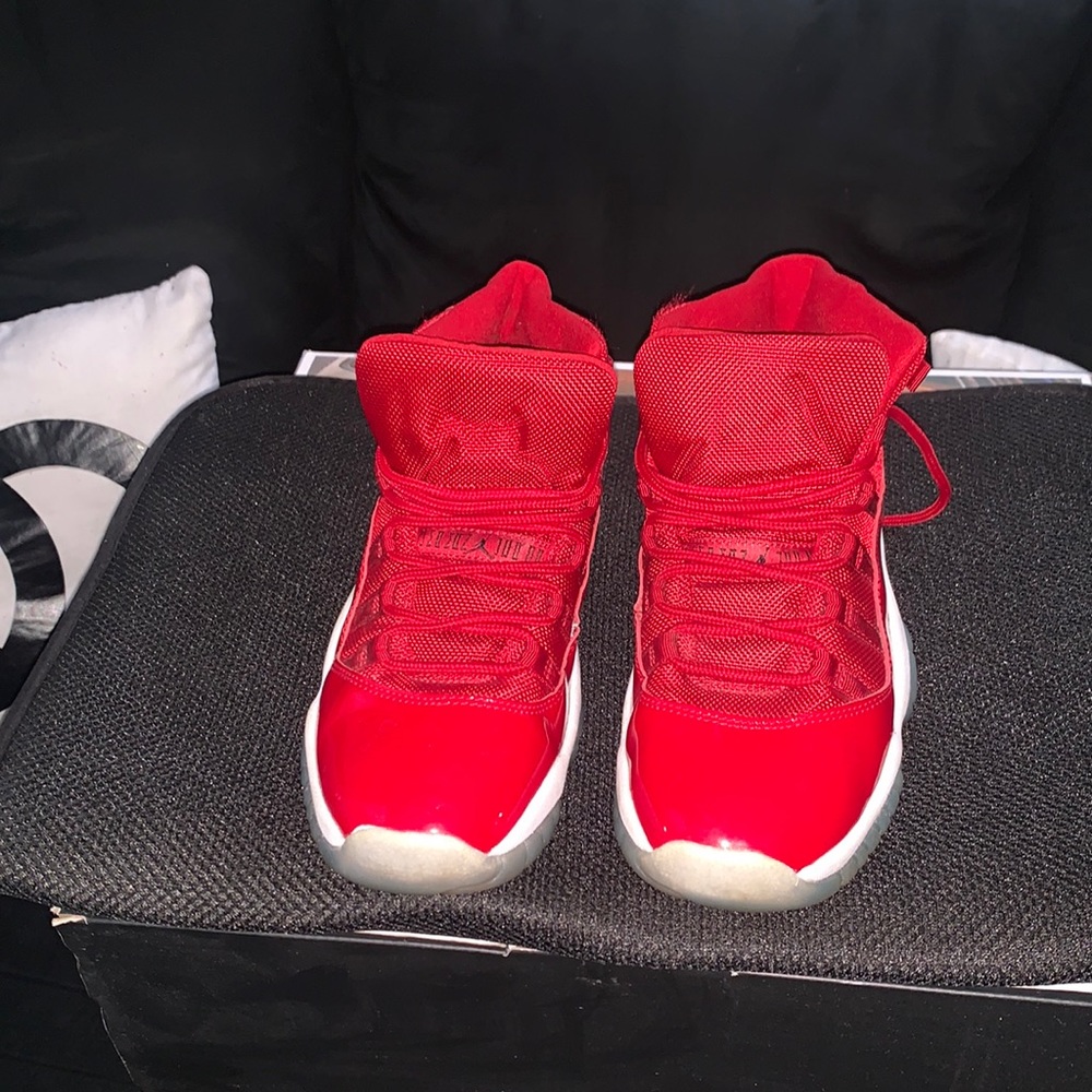 🚨SOLD🚨Air Jordan 11 retro "Win like 96" sz 4